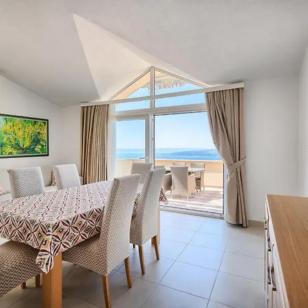 1 Bedroom Awesome In Apartmán Bast