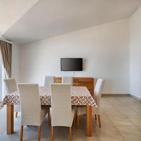 Апартаменти 1 Bedroom Awesome In *