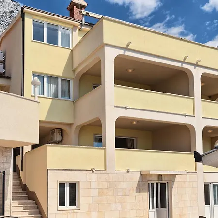 1 Bedroom Awesome In Apartmán Bast